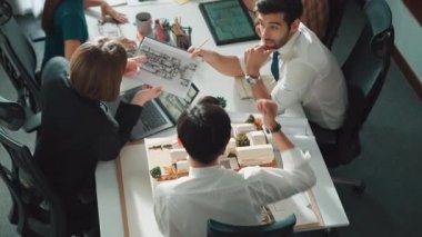 Becerikli mühendis takımının en düşük görünümü planla ev planı arasında karşılaştırılır. Mimar ya da tasarımcı grubunun hava görüşü ve planlar hakkında fikir alışverişinde bulunması. Hizalama.