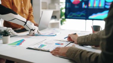 Kurumsal tahminleri iyileştirmek ve strateji geliştirmeyi optimize etmek için yapay zeka destekli araçlarla çalışan iş adamları. Noogenesis Yapay Zeka