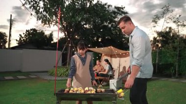 Aile birlikte bahçede kamp kurar, baba ve kız aile bireyleri için ızgara yapar. Doğayla iç içe olmak için açık hava kamp aktiviteleri ve genç nesil çapraz kuşaklarla zaman geçirmek için. Uyumsuzluk.