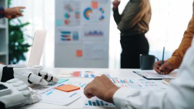 AI güdümlü veriler profesyonellere stratejik planlama, pazarlama hedeflerinin iyileştirilmesi ve ekip içindeki işbirlikçi araştırma çabalarının güçlendirilmesinde yetki veriyor. Noogenesis Yapay Zeka