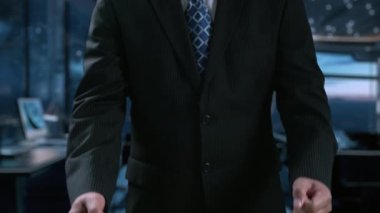 İş adamı çok kanallı stratejileri entegre ediyor, çevrimiçi alışveriş ve pazarlama erişimini artırıyor. Birbirine bağlı marka deneyimleri yaratmak için çok kanallı pazarlamanın gücünü keşfedin. Kullanıcı Kimliği