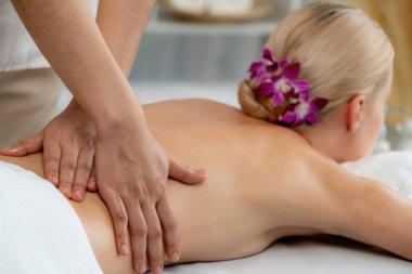 Kafkasyalı kadın müşteri stres önleyici spa masajının keyfini çıkarıyor ve lüks otel ya da oteldeki gündüz açık ortam güzellik salonunda güzellik teniyle eğleniyor. Sessiz.