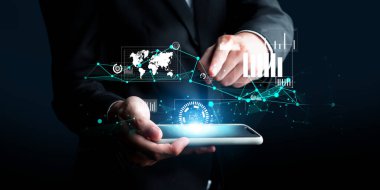 İş adamı, tahmin edilen büyük veri modellerinden gerçek zamanlı analizlere uzanan eğilimleri ve görüşleri ortaya çıkarmak için veri analizlerini derinlemesine inceleyerek, veri güdümlü kararların analitik endüstrileri nasıl ileri götürdüğünü öğrenir Faas