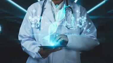 Doktorun tableti tutmasına ve DNA hologramını laboratuvarda bulanık bir şekilde yüzdürmesine yakın durun. Tıp çalışanı genetik bozukluk teşhisi ve DNA örneği hologramını inceliyor. İyileştirici.