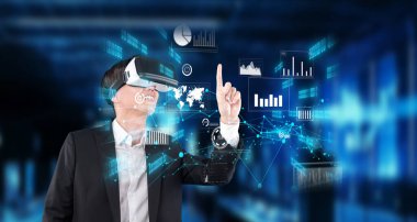 Bir iş adamı sanal gerçeklik teknolojisini kullanarak verileri analiz eder ve finansal stratejiler geliştirir. Grafikler ve ölçümler dinamik bir şekilde gösterilir, yenilikler sergilenir. XDMCP