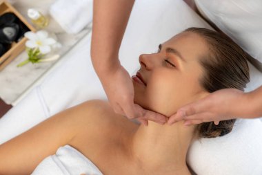 Panorama 'da kadınların stres önleyici kafa masajından ve lüks tatil beldesi veya otel spa salonundaki modern ışık ortamında yüz güzelliği eğlencelerini şımartmaktan hoşlandığı bir manzara var. Sessiz.