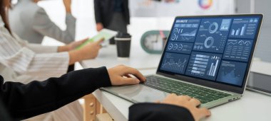 İş veri paneli, pazarlama stratejisi planlaması için iş zekası analizi sunar. Müşteri taleplerini analiz etmek ve iş dünyasının geleceğini önceden görmek için büyük veriler sunulur.