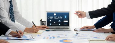 Bilgisayar ekranındaki siber güvenlik sistemi özel bilgileri hacker ve siber saldırılardan koruyor