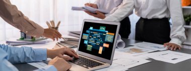 Yeni uygulama geliştirme için HTML, Python, Java ve C gibi çeşitli programlama dillerinin kodlama ekranı ile yazılım geliştirme veya programlama çalışmaları