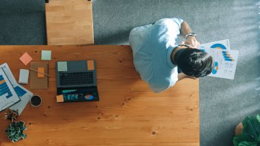 Masada otururken iş adamının ekiple telefonda konuşması. Akıllı yönetici finansal grafiğe bakarken pazarlama stratejisi hakkında meslektaşıyla konuşuyor ve onu arıyor. Cemaat.