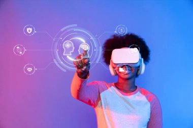 Genç bir birey gelişmiş sanal gerçeklik teknolojisiyle etkileşime girer, canlı bir dijital manzarada yaratıcılık ve yapay zekanın bir karışımını sergiler, yeniliğin altını çizer. XDMCP