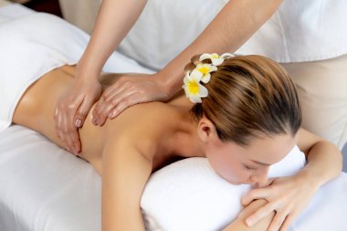 Kafkasyalı kadın müşteri stres önleyici spa masajının keyfini çıkarıyor ve lüks otel ya da oteldeki gündüz açık ortam güzellik salonunda güzellik teniyle eğleniyor. Sessiz.