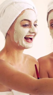 Sağlık kaplıcasında yüz estetiği tedavisi gören güzel bir kadın. Yaşlanma önleyici, yüz bakımı ve lüks yaşam tarzı konsepti.