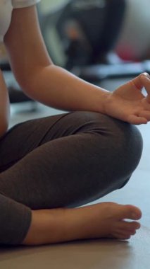 Yoga odasındaki spor salonunda aktif hamile kadın egzersizi. Hamile karnında bebek taşıyan hamile bir anne. Doğum öncesi bakım ve kadın hamileliği konsepti.