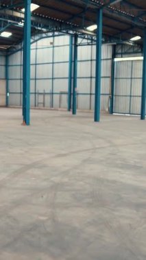 Boş depo ya da fabrikanın geniş açılı görüntüsü. Sanayi yatırım kavramı .