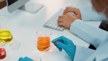 Bilimsel uzmanlığa, laboratuvar ekipmanlarına ve yenilikçi tıbbi biyoteknoloji yazılımına sahip laboratuvar sağlık araştırma ekibi yeni ilaçlar araştırıyor, tedavi geliştiriyor. Ağır çekim. Katı.