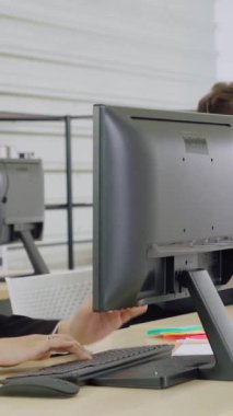 Ofiste çalışan kulaklık takan işadamları uzak müşteri ya da meslektaşlarını desteklemek için çalışıyorlar. Arama merkezi, tele pazarlama, müşteri destek acentesi telefon görüşmesinde hizmet sunar.