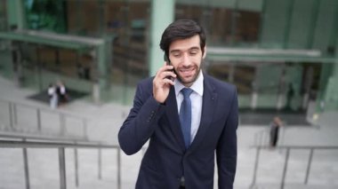 Kafkasyalı yetenekli bir proje yöneticisi. Bulanık geçmişiyle şehirde yürürken telefonla konuşuyor. Akıllı telefon kullanan yetenekli bir işadamı bulanık geçmişi olan bir proje yöneticisiyle konuşuyor. Sevinçli..