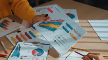 Girişimci şirket çalışanları birlikte çalışır, finansal veri raporlama ve planlama stratejisi, panorama videosundaki yaratıcı iş başarısı için pazarlama içeren renkli BI gösterge panelini analiz eder. Sinerjik