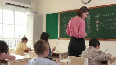 Zeki öğretmen sınıfta fikri açıklarken sevimli öğrenci ödevlerini kontrol ediyor. Not defterine bakıp matematik teorisinden çocuğa bahsederken sınıfta dolaşan çekici bir eğitmen. Pedagoji.