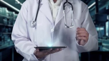 Tıbbi haç hologramına işaret ederken elinde tablet olan profesyonel doktorlara yaklaş. Pratisyen hünerli pratisyen hekim tedavi ve tıbbi araştırma için hazırlık yapıyor. İyileştirici.
