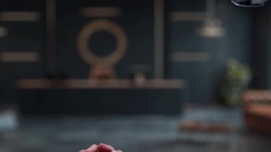 Modern ofis ortamında etkileşim ve iletişim teknolojisini vurgulayan, robot ele uzanan bir insan elinin çarpıcı bir videosu. Auvana