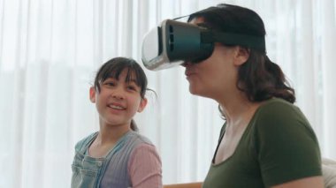 Torun dizüstü bilgisayarı kontrol ediyor. Büyükannem VR ile metaevrene dalıyor. Teknoloji aktivitelerine adapte olan son sınıf öğrencisi yeni nesil çocuklarla iletişim kuruyor. Nesiller arası uçurum aile bağlarını güçlendiriyor. Uyumsuzluk.