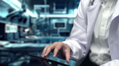 Doktorun insan anatomisini kapıp tablete koymasına yakın çekim. Profesyonel bir tıp çalışanı tüm vücudu kontrol ediyor ve teşhis koyulurken insan organı parçalarını inceliyor. İyileştirici.