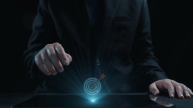 Modern bir ortamda büyümeyi, analitiği ve takım çalışmasını vurgulayan, iş stratejisini gösteren kavramsal bir görüntü ve dijital simgeler ve semboller yoluyla elde edilen başarıları hedef alan bir hedef. Dörtgen