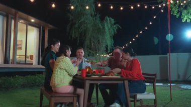 Aile tatilini kutlamak için toplanır. Ebeveynler, büyükanne ve büyükbabalar ve kız konuşmak ve akşam yemeği yemek için bir araya geldiler. Sevimli akrabalarla vakit geçirmek için açık hava aktivitesi kuşaklar arası fark yaratıyor. Uyumsuzluk.