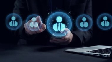 İş adamı, stratejik kararlar için değerli verileri çıkartarak arama motoru araştırması yapıyor. Kapsamlı araştırma ve SEO veri analizi için arama motorları kullanılıyor. Kullanıcı Kimliği