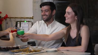 Birkaç arkadaş kokteyl cin tonik, mavi Hawaii, Cosmopolitan ve Grasshopper ile ana yemek masasında kadeh kaldırıyor. Özel parti gece kulübünü kutlamak için canlı sohbetler yapıyorlar. Vinosity.
