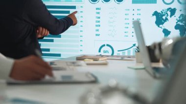 Danışmanlar, hedef pazarlama tartışmaları, işbirlikçi planlama ve iş sonuçlarının optimize edilmesi için yapay zeka kaynaklı görüşlerden yararlanmaktadır. Noogenesis Yapay Zeka