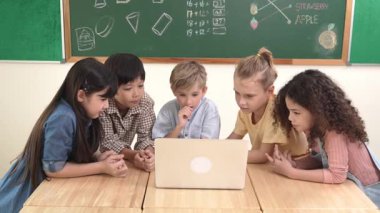 Üst düzey öğrenci dizüstü bilgisayara bakıyor ve kodlama mühendisliği kodunu ve yapay zeka üretmeyi öğreniyor. Beyin fırtınası yaparken ve yaratıcı plan yaparken yetenekli çocukların birlikte çalışması. Pedagoji.