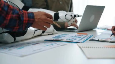 Örgütsel taktikleri şekillendirirken, bilgili bir danışman yapay zeka temelli analitikleri dinler, açık işbirliğini destekler ve ticari kapsamı geliştirmek için yenilikçi yollar geliştirir. Noogenesis Yapay Zeka