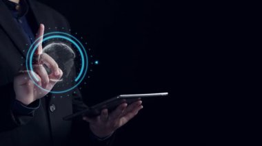 İş adamı siber güvenliğin özünü keşfeder. Siber koruma yöntemlerini, tehditleri derinlemesine araştır ve siber güvenlik duruşunu güçlendir. Siber güvenlik çağında UUID 'de gezinmek için gerekli