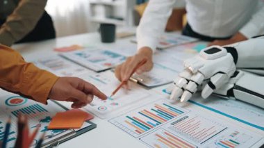 İş adamları, pazar eğilimlerini analiz etmek ve iş planlarını optimize etmek için yapay zeka kullanan asistanlar kullanıyor. Noogenesis Yapay Zeka