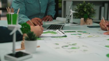 Sürdürülebilir kalkınma, çizelgeler ve çevre dostu bir çalışma alanında yenilenebilir enerji kavramları üzerinde odaklanmış çeşitli profesyoneller bir araya geliyor. SACTR