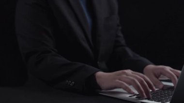 Yapay zeka mühendisliği, büyük veri ve yapay zeka makinesi kavramında yapay zeka beyin işlemcisiyle iş desteği için üretken yapay zeka kullanmayı öğrenen insan etkileşimi. Kullanıcı Kimliği