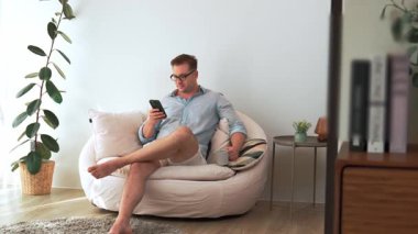 Elinde kahve fincanı olan orta yaşlı bir adam telefon arama verilerini kullanarak kanepeye oturur, çocukları iyi bir baba ya da eğlence olarak yetiştirir. İşadamı teknolojiyi kolaylık için kullanır. Uyumsuzluk.