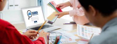 Çalışanların işe alım İnternet ağındaki iş fırsatlarını arayabilmeleri için internet sitesinde arama çalışmaları