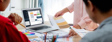 İnternet sitesinde canlı eleştiriler için çevrimiçi aplikasyon rezervasyon takvimi