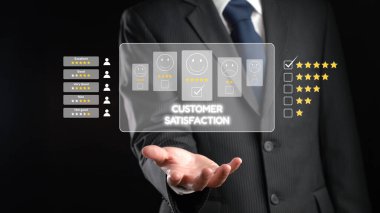 İş adamı müşteri memnuniyet değerlendirmesi verilerini analiz eder ve hizmet kalitesini artırmaya çalışır. Müşteri memnuniyeti ve sadakatini arttırmak için koz değerlendirmeleri. EIDE