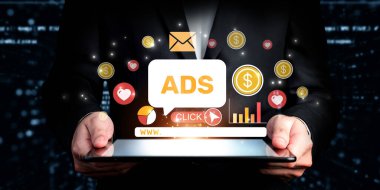 Bir işadamı, dijital pazarlama stratejilerini geliştirmek için tasarlanmış ticaret, analitik ve katılım sembollerinin yer aldığı yenilikçi çevrimiçi reklamların yer aldığı bir tablet tutuyor. XDMCP