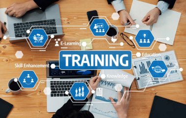 Bu resim, modern bir çalışma alanında dizüstü bilgisayarlar, notlar ve dinamik öğrenme materyallerinin yer aldığı birçok profesyonelin yer aldığı ortak bir eğitim oturumunu betimlemektedir. Dostluk