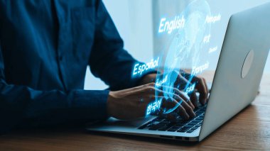 Modern Çalışma Alanında İletişim ve Küresel Bağlantıyı Temsil Eden Değişik Dillerde Uçan Kelimelerle Dizüstü Bilgisayarda Yazmak. Dörtgen.