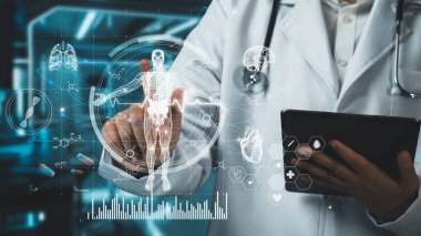 Doktorun elinde tablet varken ve laboratuvarda yüzen insan anatomisi hologramına bakarken. Semptomu teşhis ederken ve tıbbi verilerle çalışırken teknoloji yeniliklerini kullanan bir tıp çalışanı. İyileştirici.