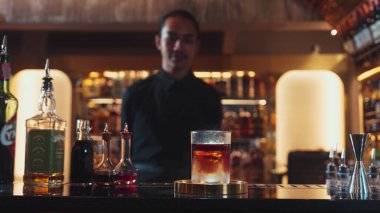 Sis dumanlı klasik karışık viski kokteyli sunumuna odaklanarak soğutma, içecek tezgahında barmen arka planında özel lezzetli bir karşılama önerisi. Vinosity.