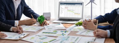 Ekip projesinin zaman çizelgesini gösteren bilgisayar ekranında canlı iş projesi yönetimi için proje planlama yazılımı