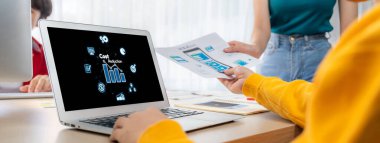 Maliyet düşüşü, bilgisayar ekranında görülen maliyet tasarrufu kavramı, kurumsal işletmeler gereksiz harcamaların azaltılması yoluyla maliyet ve şirket kaynaklarını etkili bir şekilde tasarruf eder